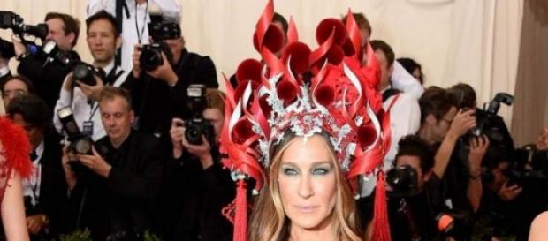 Sarah Jessica Parker envergou um chapéu de chamas Sarah Jessica Parker envergou um chapéu de chamas