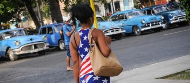 Una donna passeggia a Miami Una donna passeggia a Miami