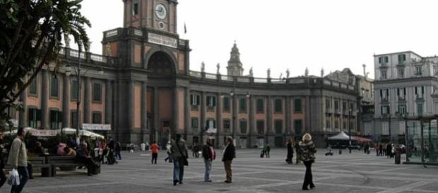 Uno squarcio di Piazza Dante. Uno squarcio di Piazza Dante.