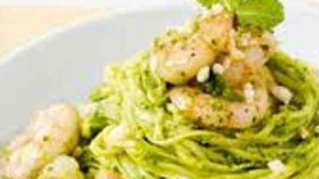 linguine con pesto, panna e code di gambero