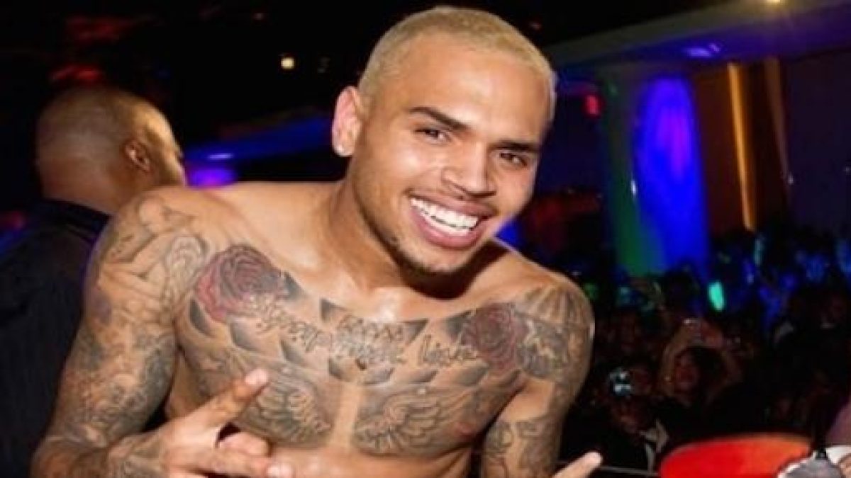 Chris Brown découvre une jeune femme nue dans son lit.