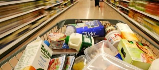 Acaparerea pietii de catre marii retaileri. Acaparerea pietii de catre marii retaileri.