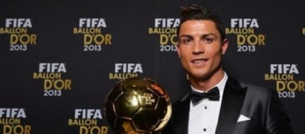 Cristiano Ronaldo com a Bola de Ouro Cristiano Ronaldo com a Bola de Ouro