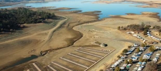 Des lacs sont secs dans l'État de la Californie. Des lacs sont secs dans l'État de la Californie.