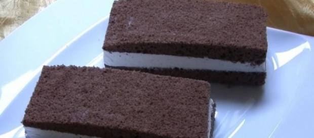 Il pan di spagna ripieno di panna Il pan di spagna ripieno di panna