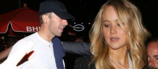 Jennifer Lawrence e Chris Martin à saída de evento Jennifer Lawrence e Chris Martin à saída de evento