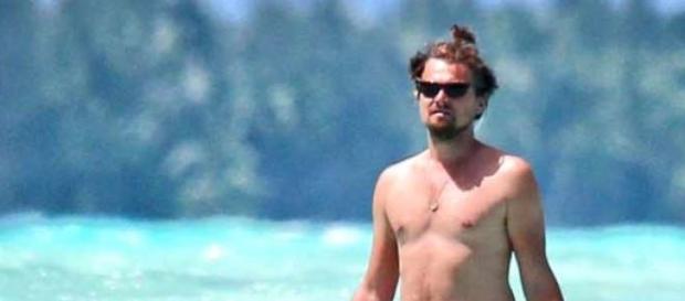 Leonardo DiCaprio está com um corpo 'Dad bod' Leonardo DiCaprio está com um corpo 'Dad bod'