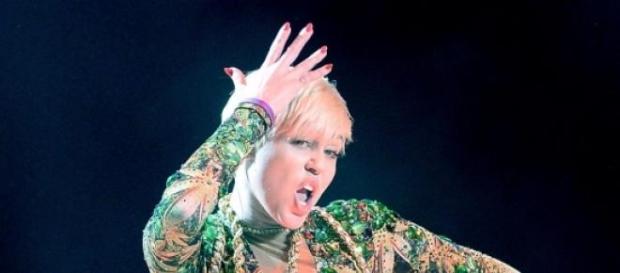 Miley Cyrus será bissexual? Miley Cyrus será bissexual?