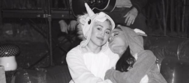 Miley Cyrus y Ariana Grande. Miley Cyrus y Ariana Grande.
