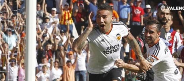 Otamendi y Alcácer celebran un tanto del argentino Otamendi y Alcácer celebran un tanto del argentino