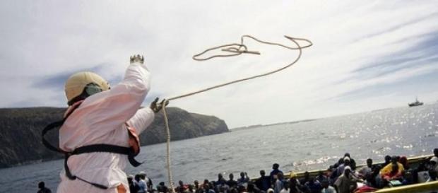 Rettungsaktion von Flüchtlingen im Mittelmeer Rettungsaktion von Flüchtlingen im Mittelmeer