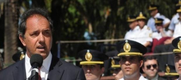 Scioli con policías capacitados en universidades Scioli con policías capacitados en universidades