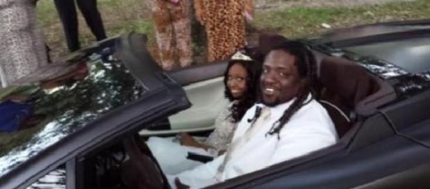 Sen'Derrick Marks e a jovem Khameyea Sen'Derrick Marks e a jovem Khameyea