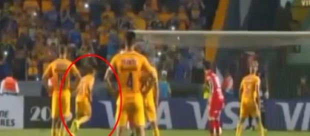Sobis, a punto de patear el penal del empate Sobis, a punto de patear el penal del empate