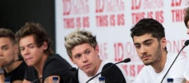Zayn Malik e Louis Tomlinson com os One Direction Zayn Malik e Louis Tomlinson com os One Direction