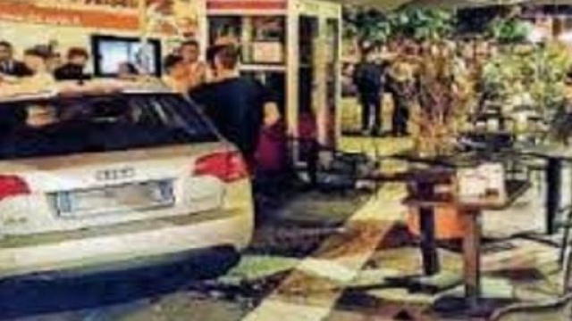 Auto travolge bar tavolini e clienti a Messina