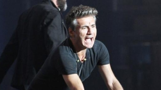 Ligabue durante un concerto
