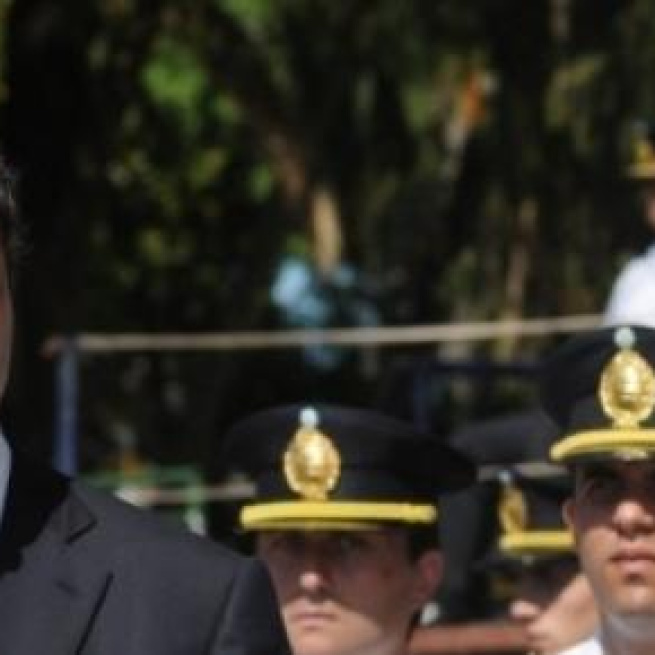 Scioli con policías capacitados en universidades