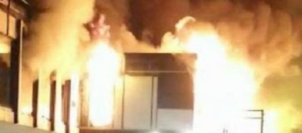 Aeroporto di Fiumicino tra le fiamme. Aeroporto di Fiumicino tra le fiamme.