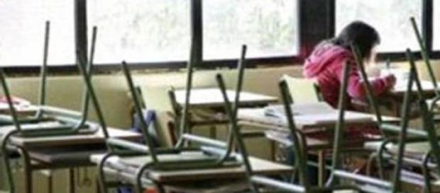 Aulas vacías producto de la deserción escolar Aulas vacías producto de la deserción escolar
