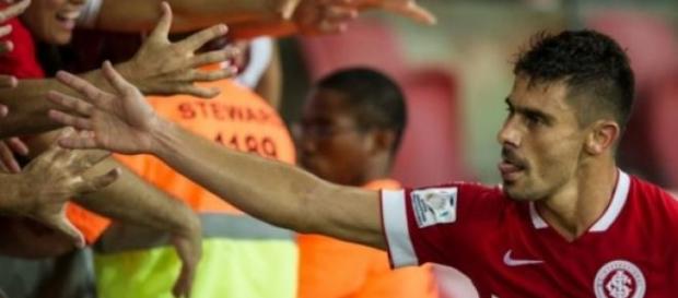 Jogador estende vínculo com o Inter até 2017 Jogador estende vínculo com o Inter até 2017