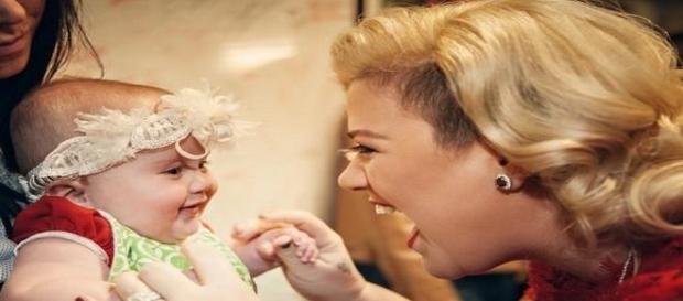 Kelly Clarkson feiert ihren ersten Muttertag. Kelly Clarkson feiert ihren ersten Muttertag.