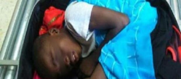 L'enfant était recroquevillé dans une valise. L'enfant était recroquevillé dans une valise.
