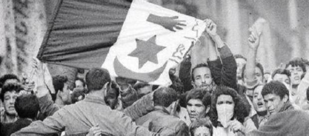 Manifestation nationaliste à Sétif, le 8 mai 1945. Manifestation nationaliste à Sétif, le 8 mai 1945.