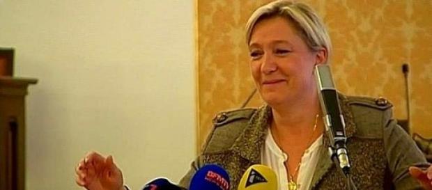 Marine Le Pen ironicznie się uśmiecha ... Marine Le Pen ironicznie się uśmiecha ...