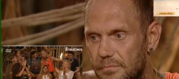 Nacho Vidal logra hacer fuego con dos palos Nacho Vidal logra hacer fuego con dos palos