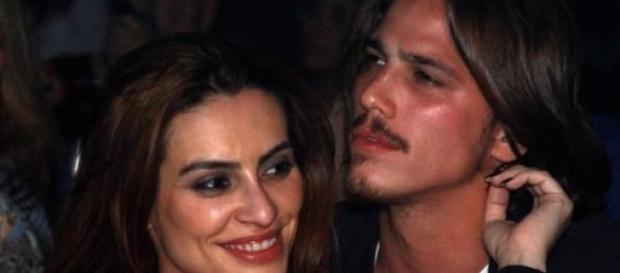 O casal está a passar um mau momento. O casal está a passar um mau momento.