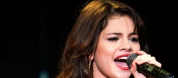 Selena Gomez não se impressiona com os elogios. Selena Gomez não se impressiona com os elogios.