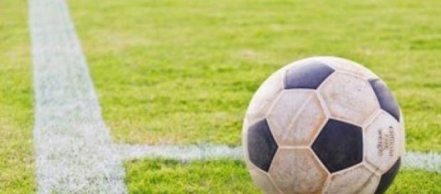 Balón de fútbol sobre la linea del córner Balón de fútbol sobre la linea del córner