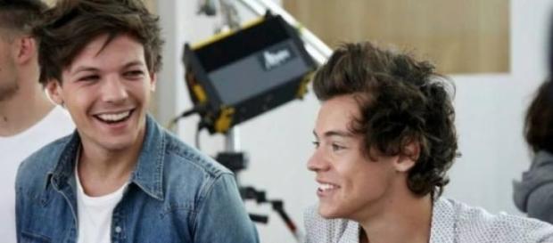Harry Styles não está contente com Louis. Harry Styles não está contente com Louis.