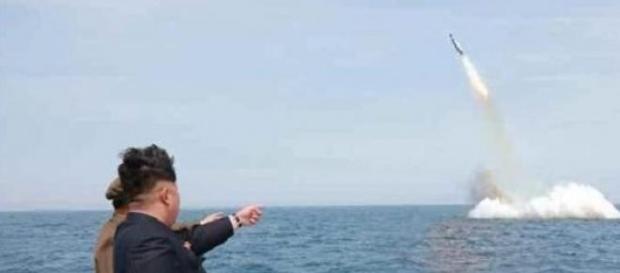 Kim Jong-un osserva la sua prova del fuoco Kim Jong-un osserva la sua prova del fuoco