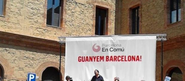 Pablo Iglesias actuando y Ada Colau, a la escucha Pablo Iglesias actuando y Ada Colau, a la escucha