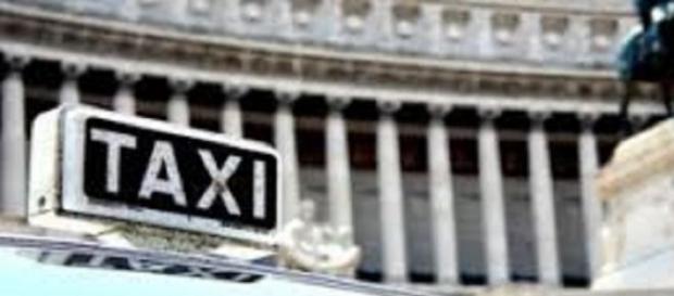Taxi in attesa nella capitale. Taxi in attesa nella capitale.