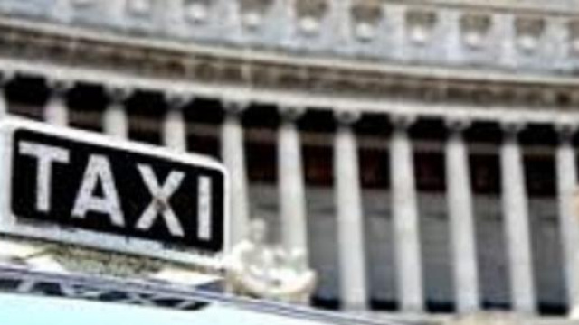 Taxi in attesa nella capitale.