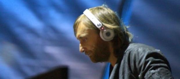 David Guetta pinchando en una fiesta David Guetta pinchando en una fiesta
