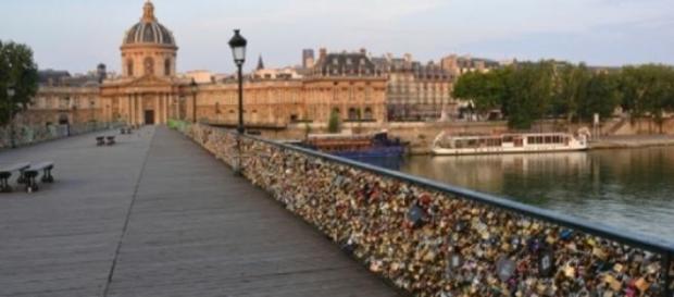 El Puente de las Artes luciendo sus candados El Puente de las Artes luciendo sus candados