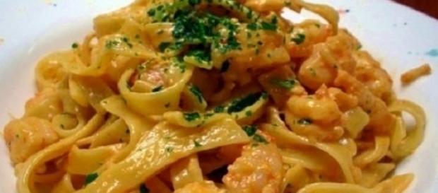 Fettuccine con crema di gamberetti Fettuccine con crema di gamberetti