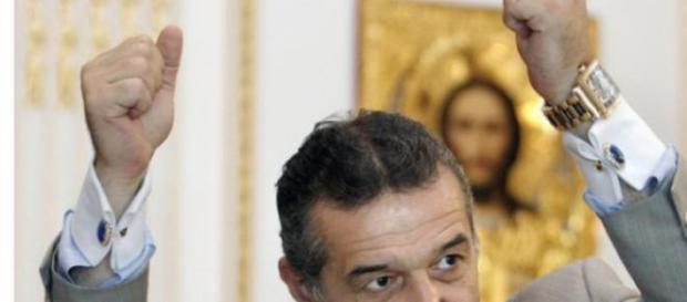 Gigi Becali a pălmuit un copil nevinovat Gigi Becali a pălmuit un copil nevinovat