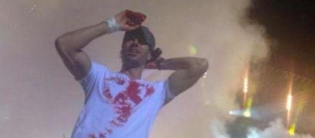Iglesias intentó dibujar un corazón con su sangre. Iglesias intentó dibujar un corazón con su sangre.