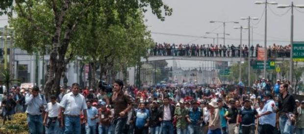 Maestros haciendo una manifestación Maestros haciendo una manifestación