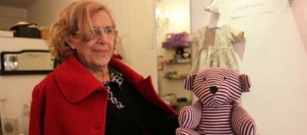 Manuela Carmena con las creaciones de su tienda Manuela Carmena con las creaciones de su tienda