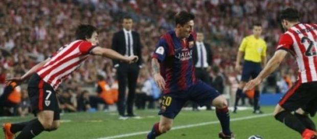 Messi encara a sus oponentes camino del gol. Messi encara a sus oponentes camino del gol.