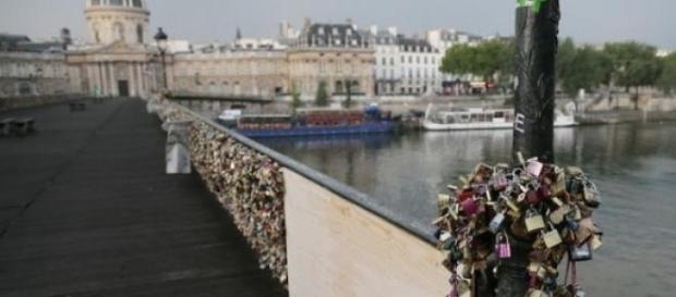 Plus de 700 000 cadenas étaient sur le pont. Plus de 700 000 cadenas étaient sur le pont.