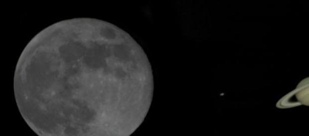 Saturno se aproxima a la Luna Saturno se aproxima a la Luna