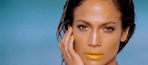 JLo causa polémica por ser extremadamente sexy JLo causa polémica por ser extremadamente sexy
