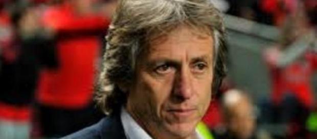 Jorge Jesus no centro das atenções dos adeptos. Jorge Jesus no centro das atenções dos adeptos.